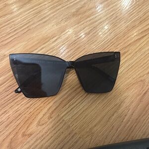 DIFF Sunglasses & Black Leather Case